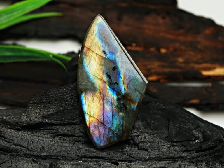 Labradorite : pierre de protection, de lumière et d’intuition